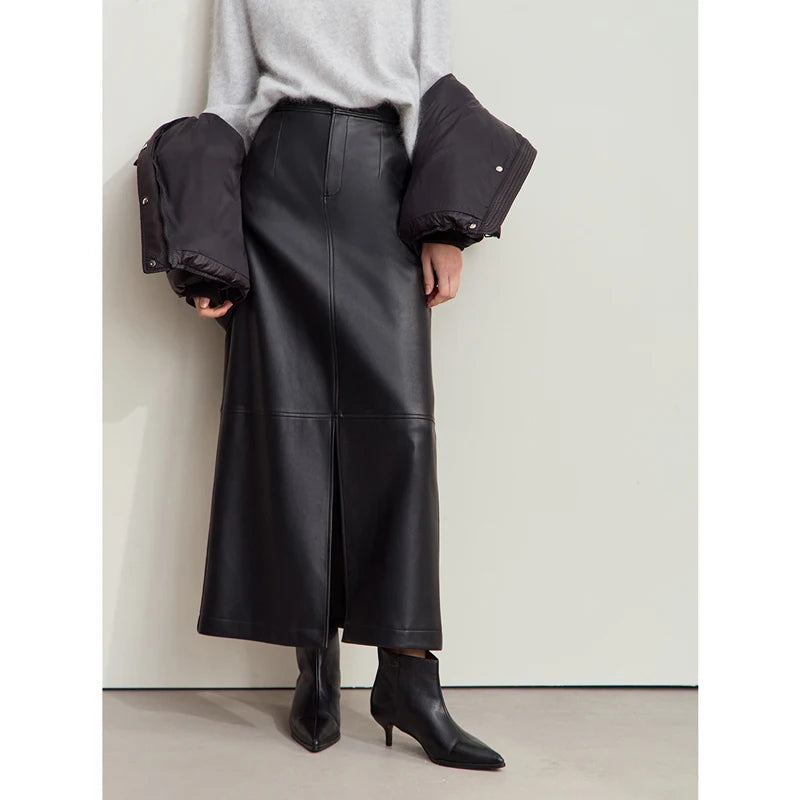 Damenlederrock in Schwarz, mittiger Schlitz, taillenbetonter Schnitt und Ziernähte