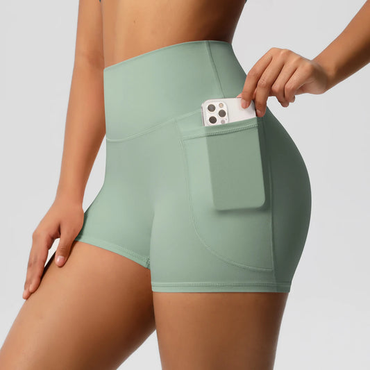 Hamidou Yogashorts für Frauen in Mintgrün mit Reißverschluss-Tasche für Smartphone.