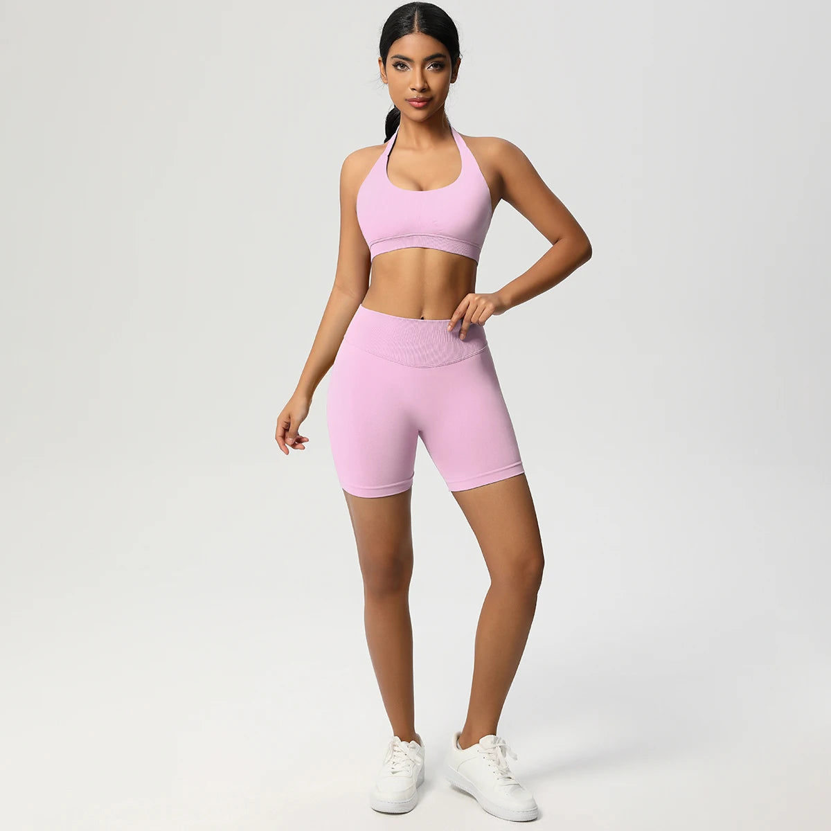 Nahtloses Yoga-Set mit Push-up-BH und Shorts, pfirsichfarben, Vorderansicht im Stand