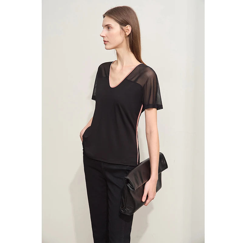 Damen T-Shirt im Minimalismus-Stil mit V-Ausschnitt und Kontrastnähten