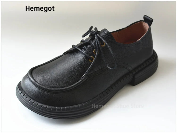 Herren-Lederschuh schwarz mit Schnürung, rundem Zehenbereich und robustem Sohlenprofil