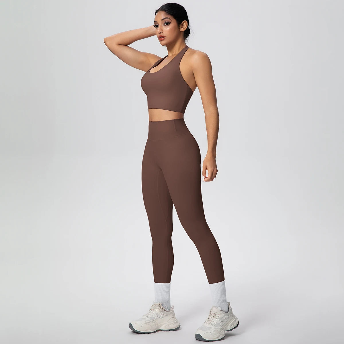 Braunes Yoga-Set mit kurzem Trägertop und hochbundiger Leggings, blickdicht