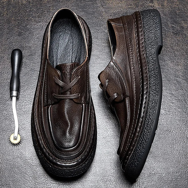 Dunkelbraune Herren-Lederschnürschuhe, seitliche Ansicht, profilierte Sohle