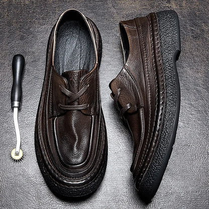 Dunkelbraune Herren-Lederschnürschuhe, seitliche Ansicht, profilierte Sohle