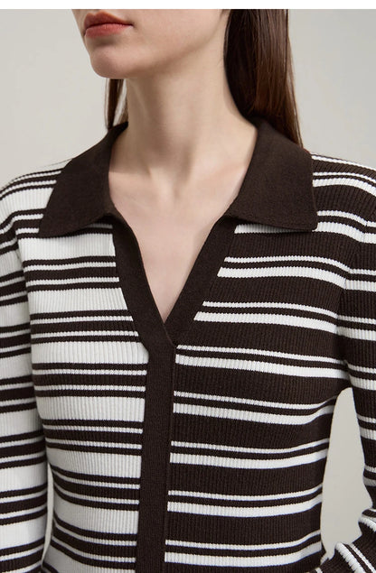 Damenpullover mit V-Ausschnitt und schwarz-weiß gestreifter Strickoptik