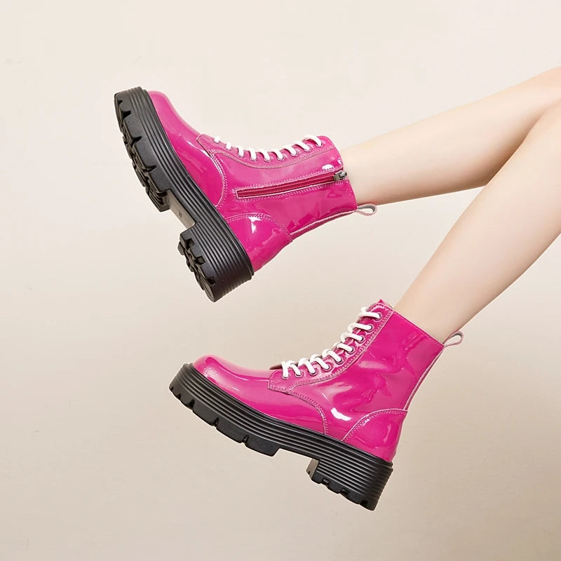Pinkfarbene Stiefelette mit Schnürung, Lack-Optik und dicker, riffeliger Sohle