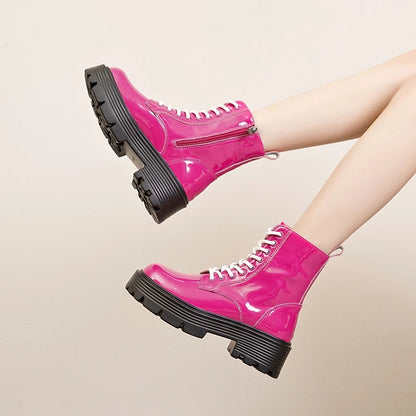Pinkfarbene Stiefelette mit Schnürung, Lack-Optik und dicker, riffeliger Sohle