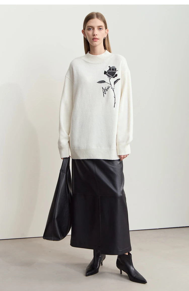 Damenpullover im Cremebeige mit Rosen-Stickerei, locker sitzend; Vorderansicht