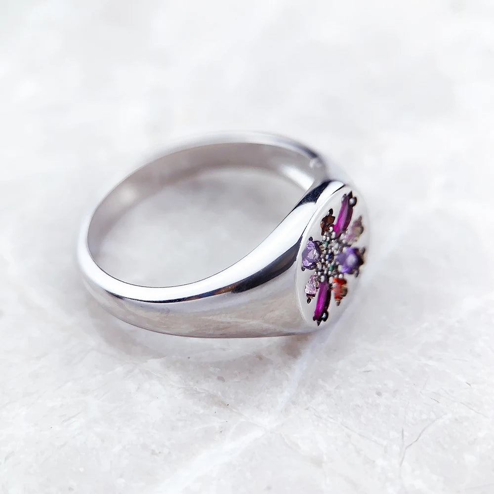 Silberner Ring seitlich mit farbigem Blumensteinbesatz am Fassungsbereich