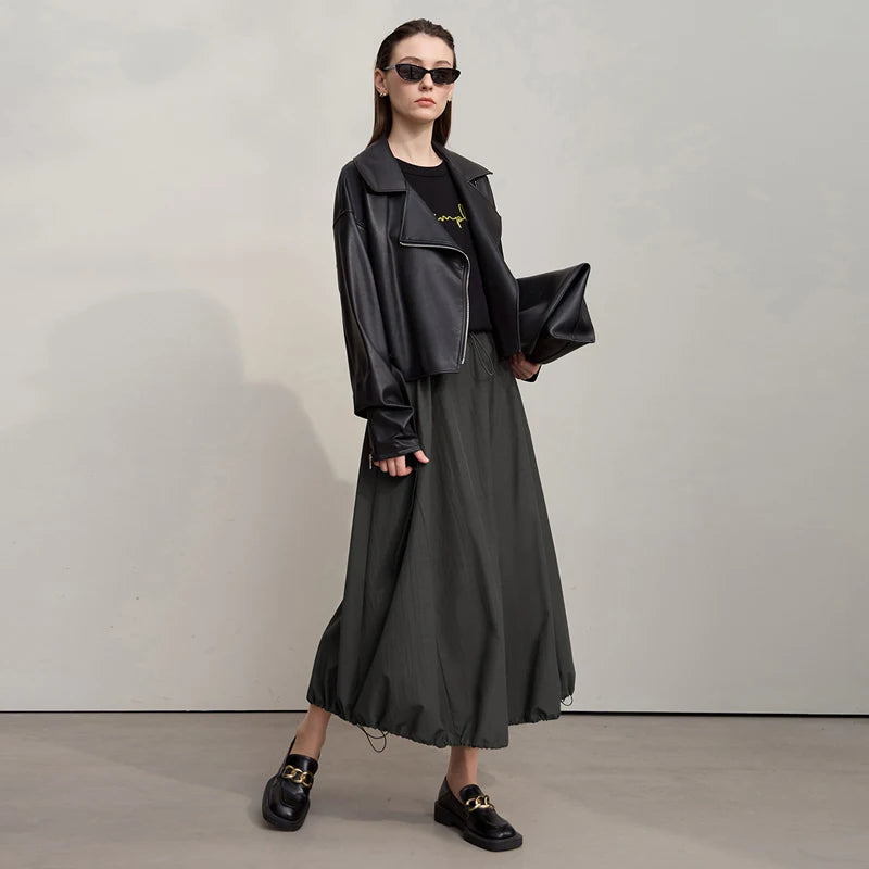 Dunkelgrauer Midirock mit elastischer Taille, vollem Schnitt und weichem, fallendem Saum