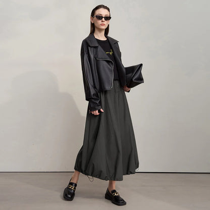 Dunkelgrauer Midirock mit elastischer Taille, vollem Schnitt und weichem, fallendem Saum