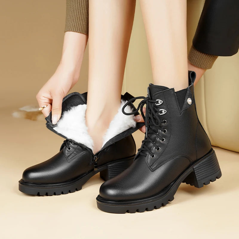 Schwarze Schnürstiefeletten mit Wollfutter, gepolstertem Schaft und dicker Laufsohle