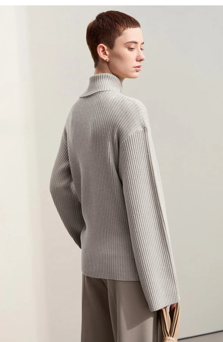 Grauer Strickpullover mit lockerem Stehkragen und langen Ärmeln