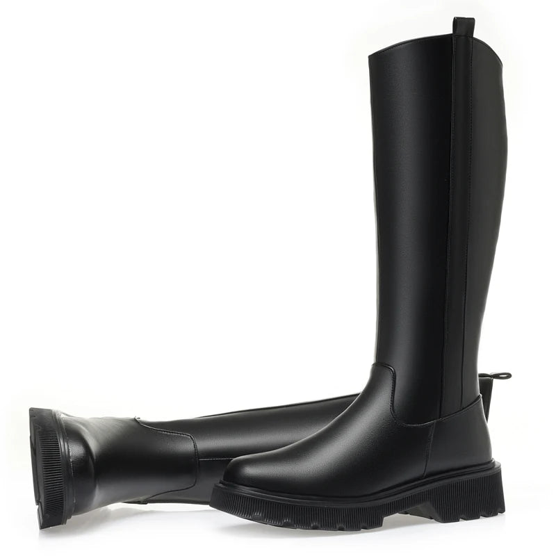 Schwarzer hoher Winterstiefel aus Leder, flache Profilsohle, gerippter Halt unten