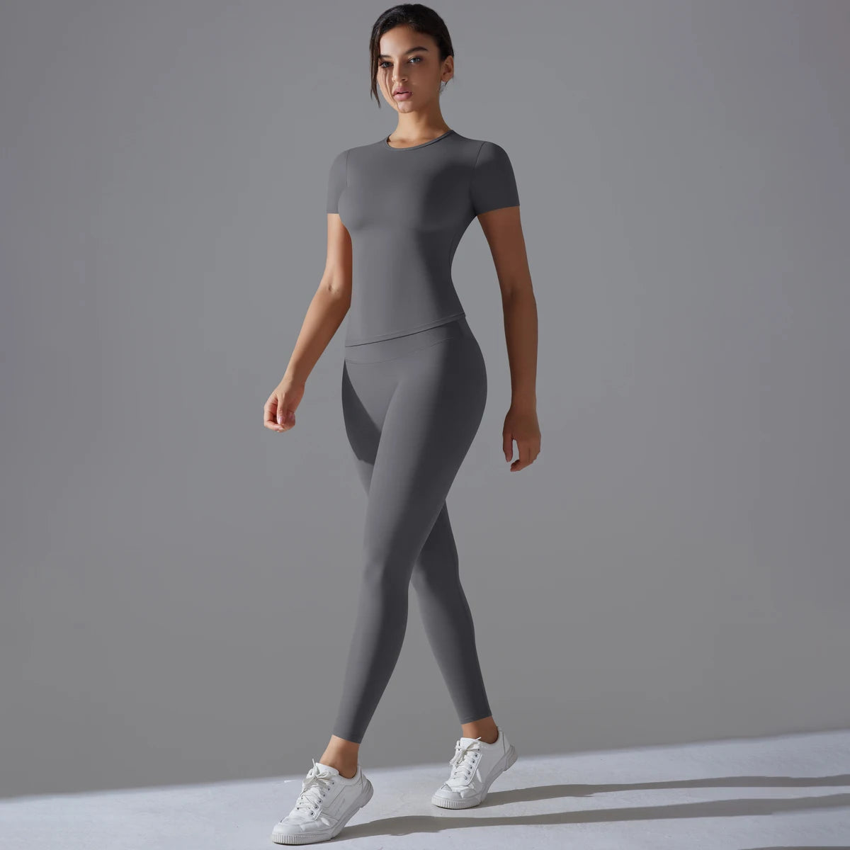 Damen-Gym-Set in Silbergrau: kurzärmeliges Shirt mit seitlichem Detail und Leggings