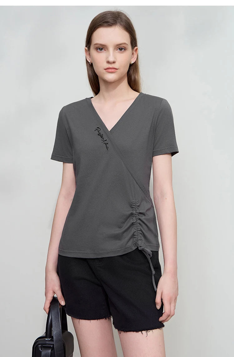 Damen T-Shirt im minimalistischem Stil mit V-Ausschnitt und Plissee-Details