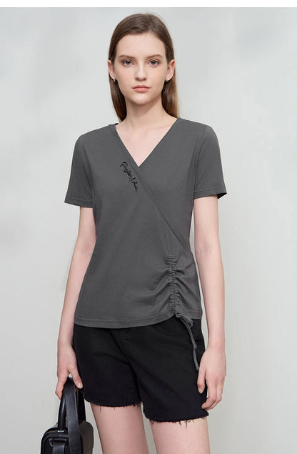 Damen T-Shirt im minimalistischem Stil mit V-Ausschnitt und Plissee-Details