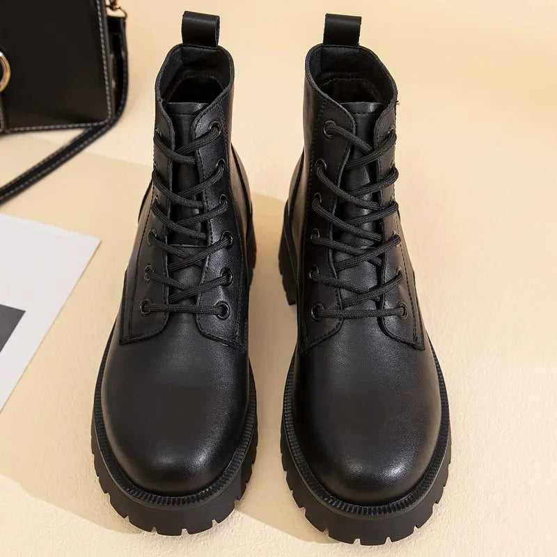 Schwarze Damen-Stiefelette mit Schnürung, seitlichen Reißverschlussdetails und Profilsohle