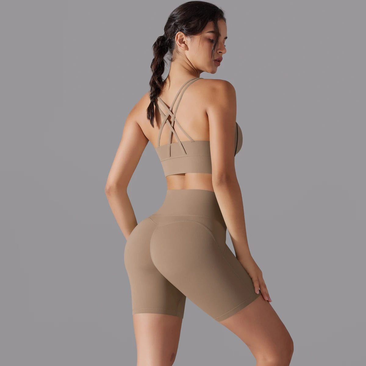 Sport-BH und kurze Leggings im Rückansicht, beiger Ton, gekreuzte Träger