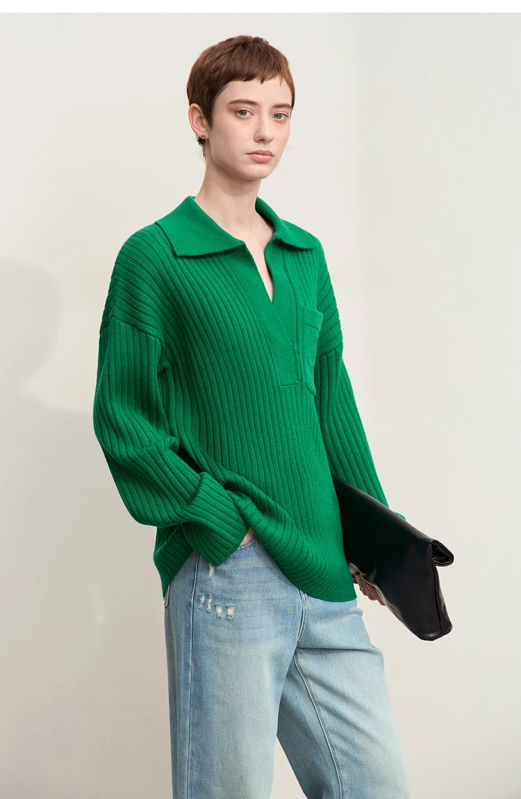 Grüner Pullover mit Reverskragen, geripptem Strick und bestickter Brusttasche