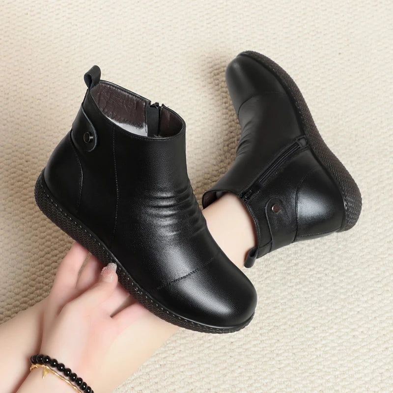 Schwarze Kurzstiefel aus glattem Leder mit Profilsohle und Knopf-Detail am Schaft