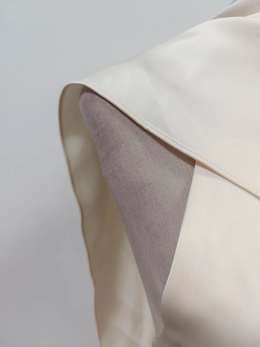 Elegantes Damen-Midikleid mit schulterfreiem Design, langen Ärmeln und Perlen-Patchwork – figurbetont und luxuriös.
