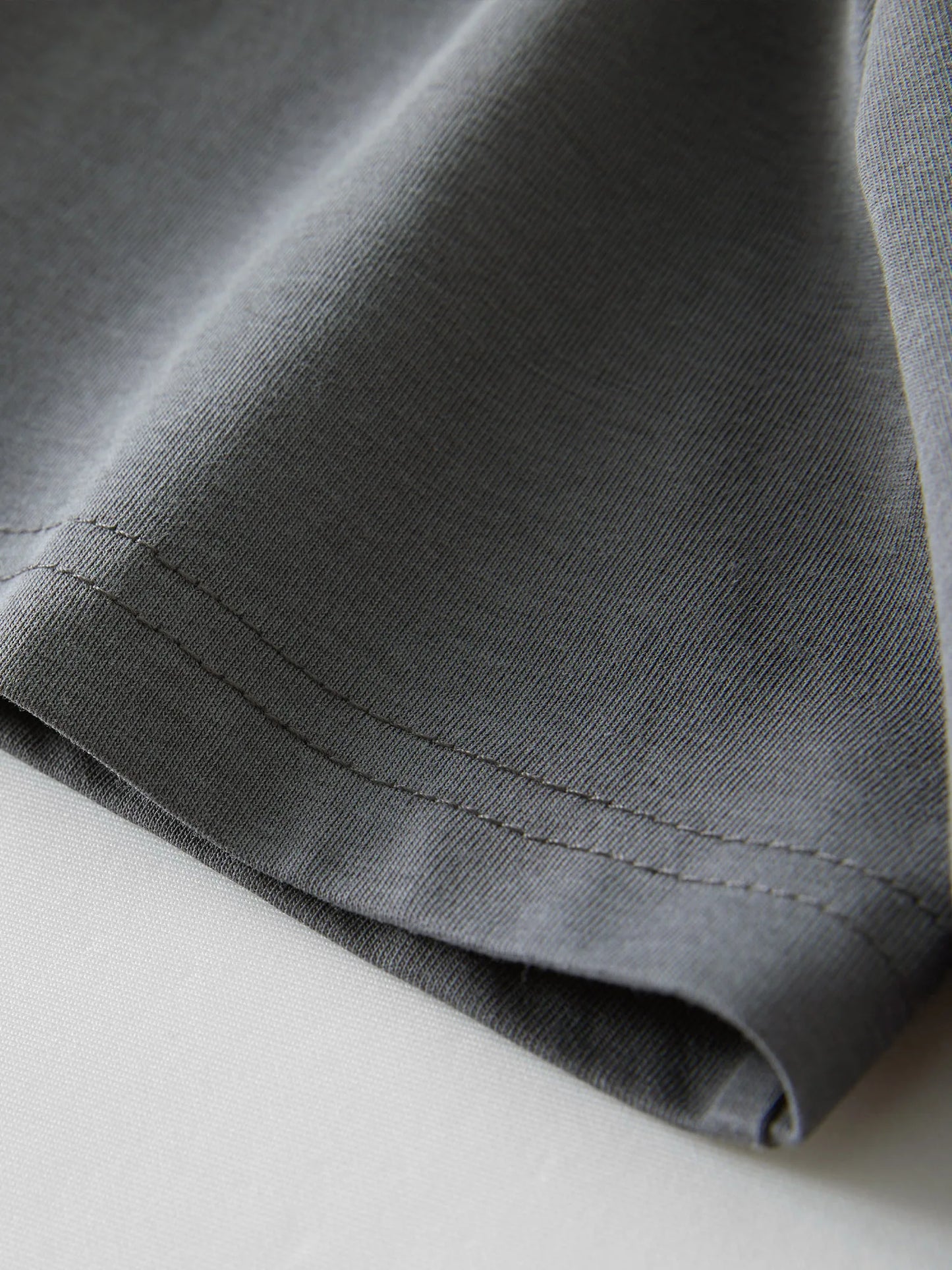 Damenbluse mit V-Ausschnitt und langen Ärmeln aus Jacquardstoff im chinesischen Stil mit Knopfleiste – in zwei Farben erhältlich.