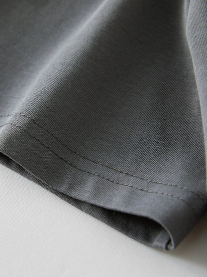 Damenbluse mit V-Ausschnitt und langen Ärmeln aus Jacquardstoff im chinesischen Stil mit Knopfleiste – in zwei Farben erhältlich.