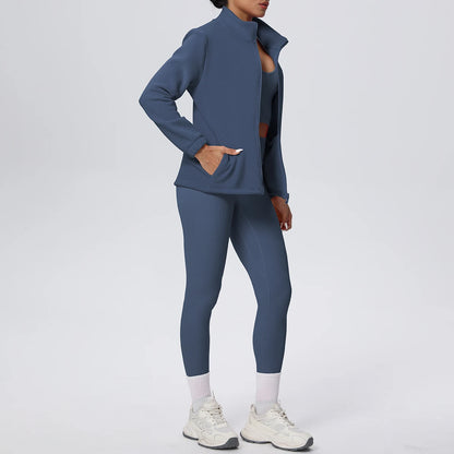 Damen Yoga-Set in blau: Zip-Jacke und Leggings mit weißen Bündchen am Beinabschluss