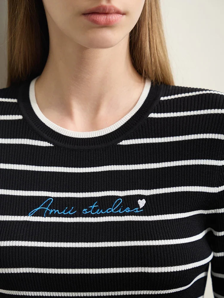 Damen gestreiftes Hemd mit Rundhals und schöner Stickerei für den Sommer