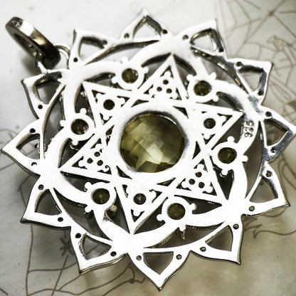 Damen-Anhänger Hand Fatima Chakra Lotus Bohemia aus Sterlingsilber