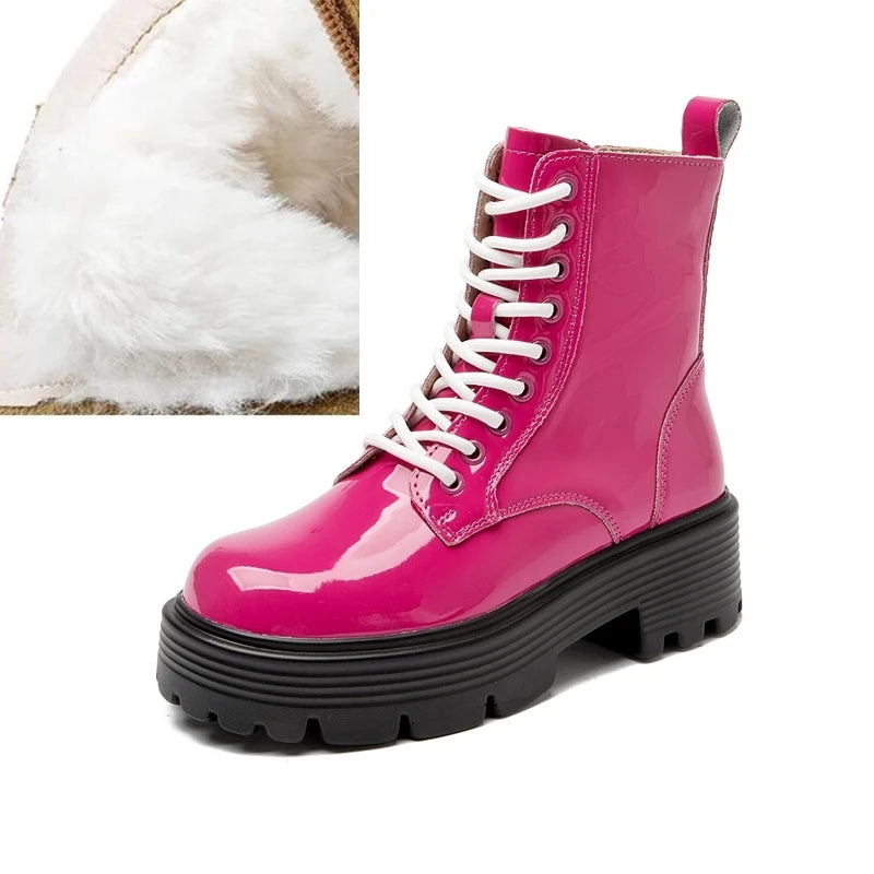 Pinkfarbener Knöchelstiefel mit Schnürsenkeln, glänzendem Obermaterial und dicker Sohle