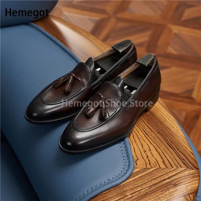 Dunkelbraune Ledermokassins mit Quasten, Slip-on, auf Sitzfläche