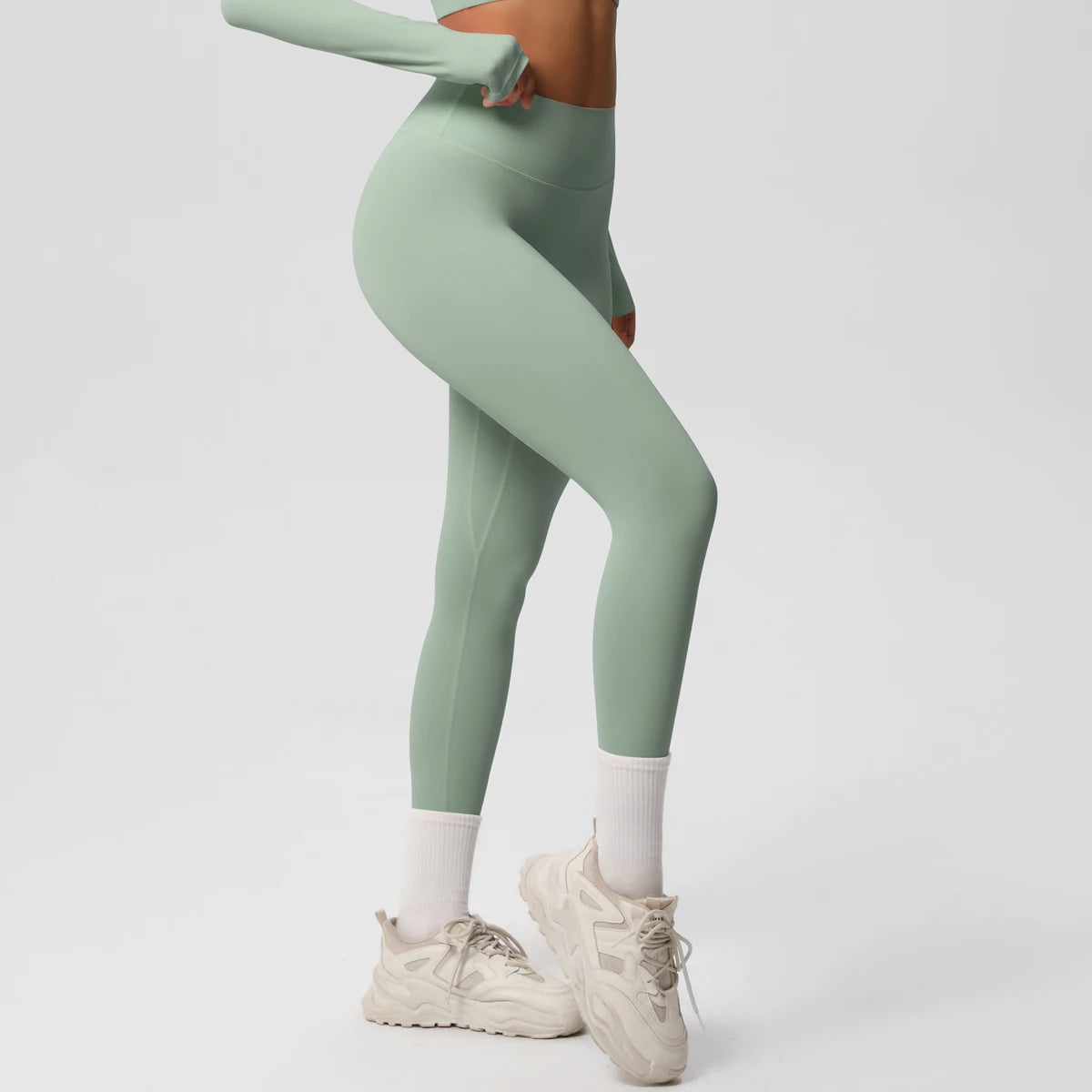 Damen-Yoga-Leggings in Salbeigrün, seitliche Ansicht, lang und körpernah