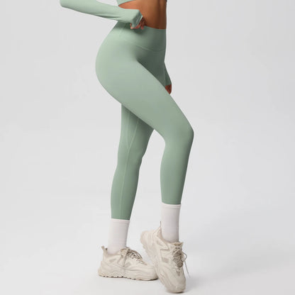 Damen-Yoga-Leggings in Salbeigrün, seitliche Ansicht, lang und körpernah