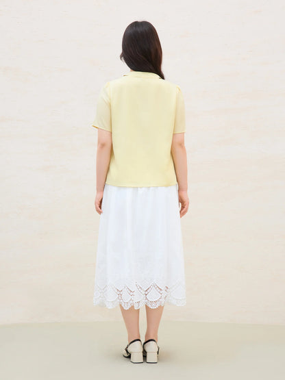 Damen-Sommer-Set mit weißer, bestickter Dreiviertelarm-Bluse und elastischem Taillen-Rock.