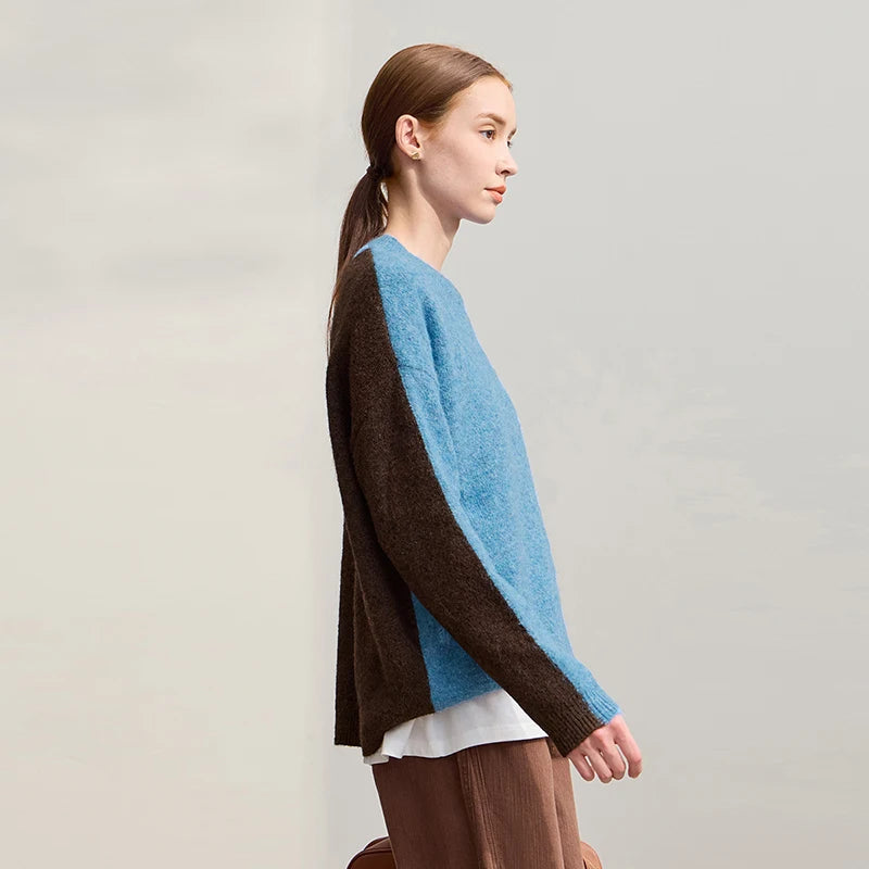 AMII Damenpullover Patchwork, Seitenansicht blau mit braunem Ärmelbereich, langarm