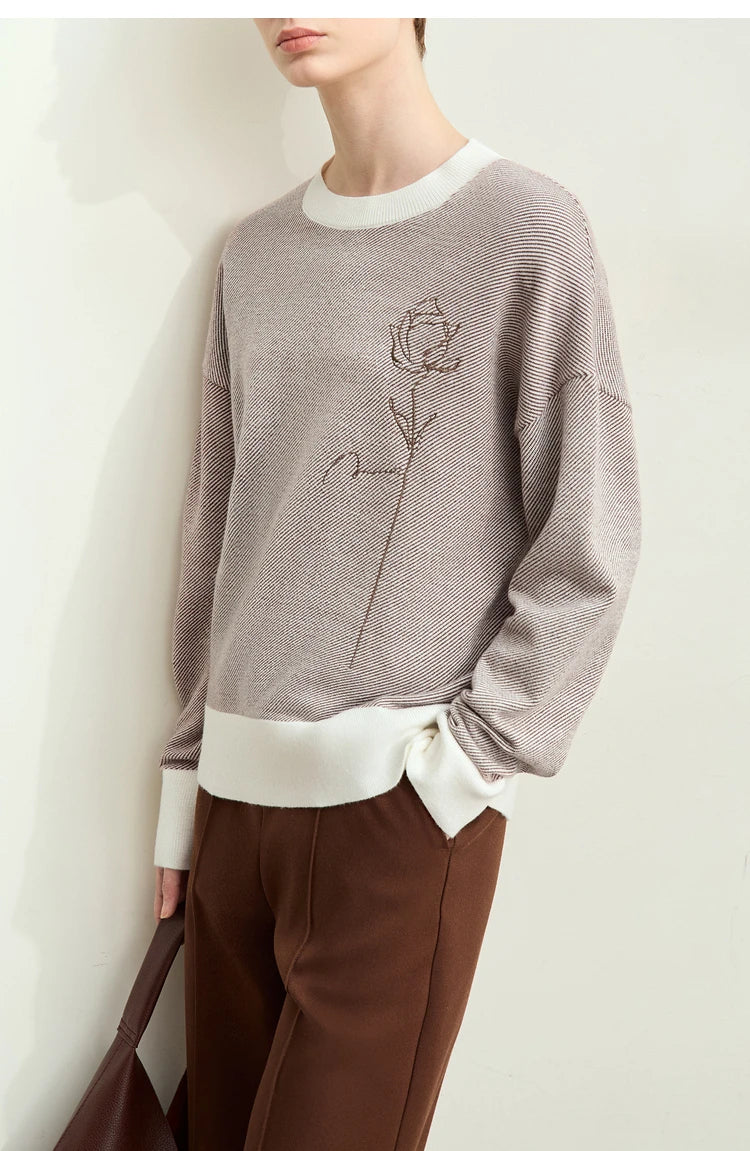 Grauer Pullover mit weitem Rundhalsausschnitt, Kontrastbündchen und Rosenstickerei