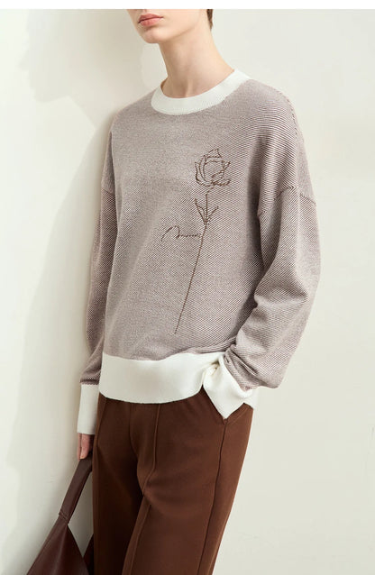 Grauer Pullover mit weitem Rundhalsausschnitt, Kontrastbündchen und Rosenstickerei