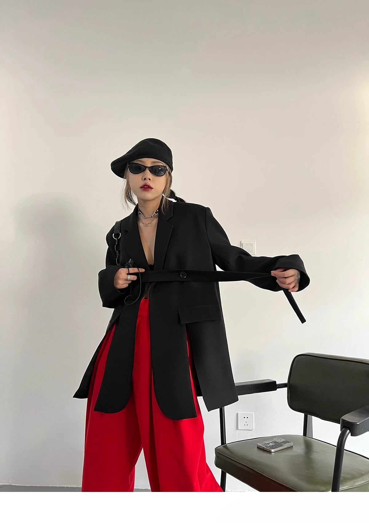 Zweiteiliges Damen-Set mit Stickerei: Langarm-Oberteil mit Reverskragen und hoch taillierte, lange Hose – stilvoll und elegant.