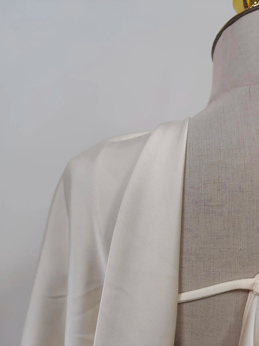 Elegantes Damen-Midikleid mit schulterfreiem Design, langen Ärmeln und Perlen-Patchwork – figurbetont und luxuriös.
