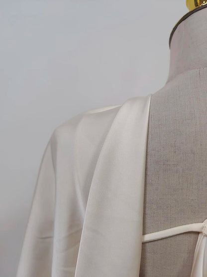 Elegantes Damen-Midikleid mit schulterfreiem Design, langen Ärmeln und Perlen-Patchwork – figurbetont und luxuriös.