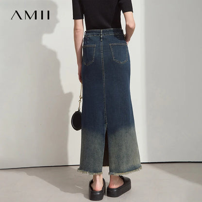 Jeansrock mit Farbverlauf und Knopfleiste, vorn zwei Taschen, ausgefranster Saum
