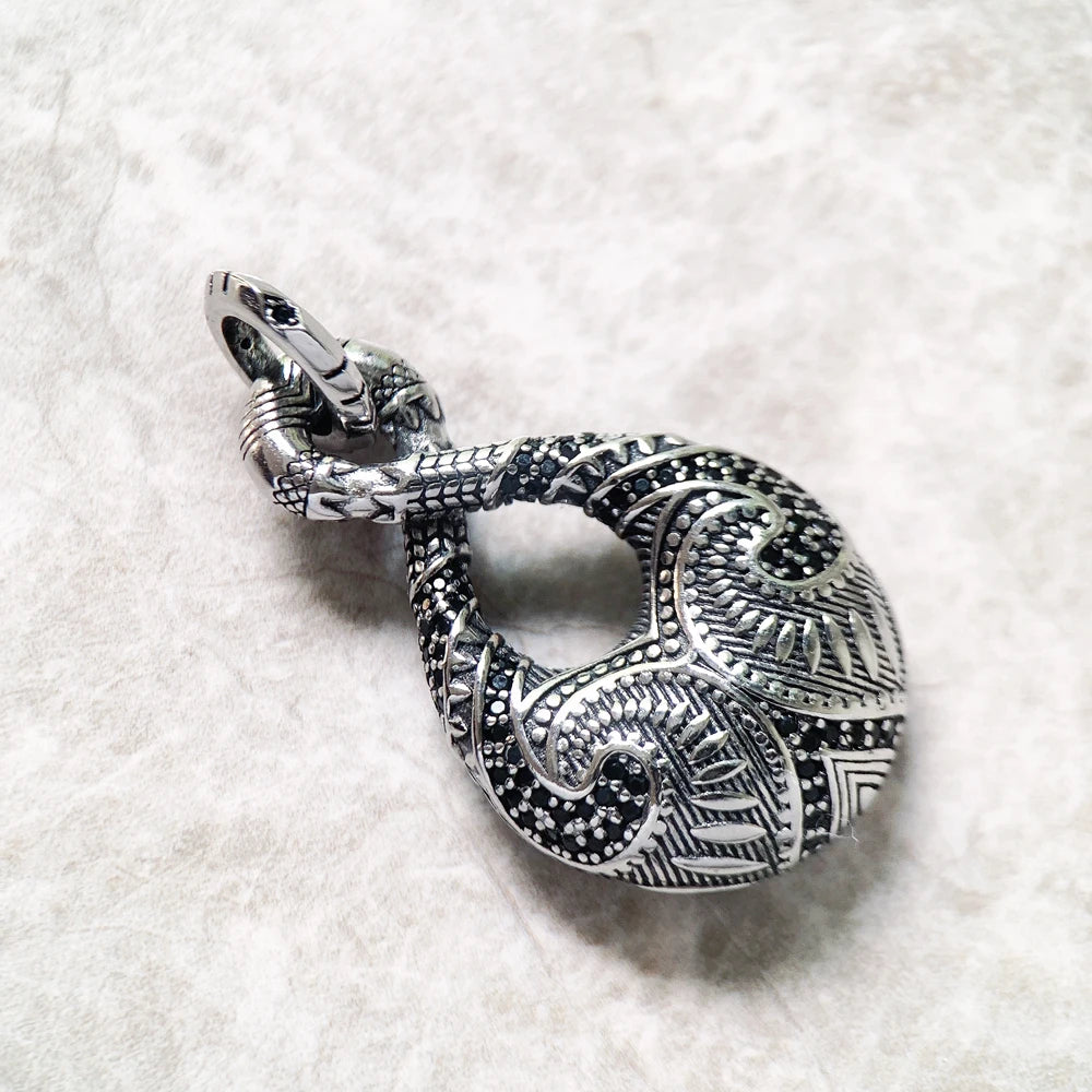Anhänger aus 925er Sterlingsilber mit geschwungenem Maori-Motiv und Ornamenten