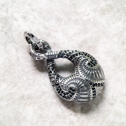 Anhänger aus 925er Sterlingsilber mit geschwungenem Maori-Motiv und Ornamenten