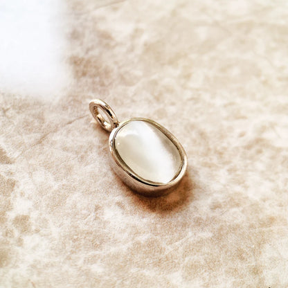 Damen-Charm-Anhänger Opal weiß oval klassisch aus Sterlingsilber