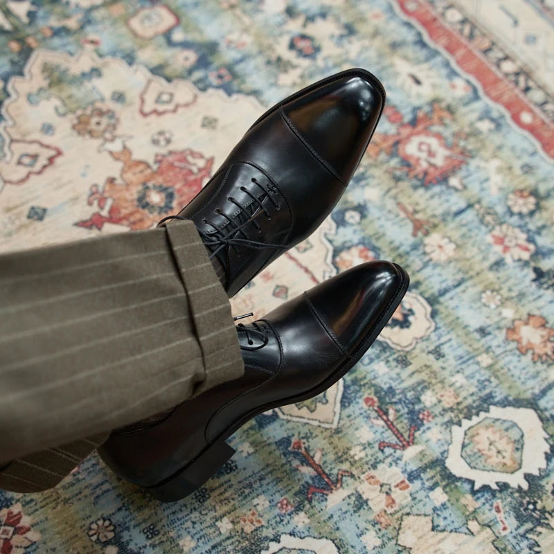 Herren-Oxford-Lederschuhe mit Schnürung, schwarze Kappe und dunkel glänzendes Glattleder