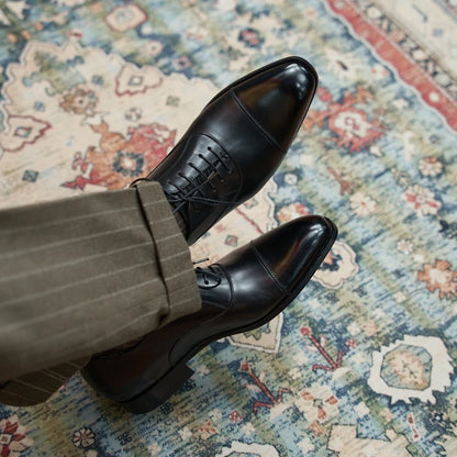 Herren-Oxford-Lederschuhe mit Schnürung, schwarze Kappe und dunkel glänzendes Glattleder