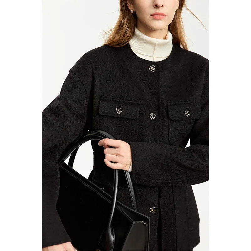 Frauen Woll Mantel im minimalistischen Stil mit Gürtel und Taschen