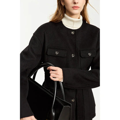 Frauen Woll Mantel im minimalistischen Stil mit Gürtel und Taschen